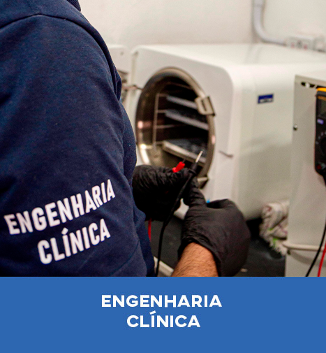 Funcionário da MG medical aparecendo somente de lado efetuando uma manutenção em equipamento, não é possível ver seu rosto e somente o escrito em sua manga direita, ele esta de costas para a câmera, aparece também suas mãos com luvas de latex pretas, em suas mãos vemos um aparelho multímetro, ao final da imagem temos uma faixa azul da cor na identidade visual da empresa MG Medical com os dizeres "Engenharia Clínica" centralizada em branco, uma palavra acima da outra.