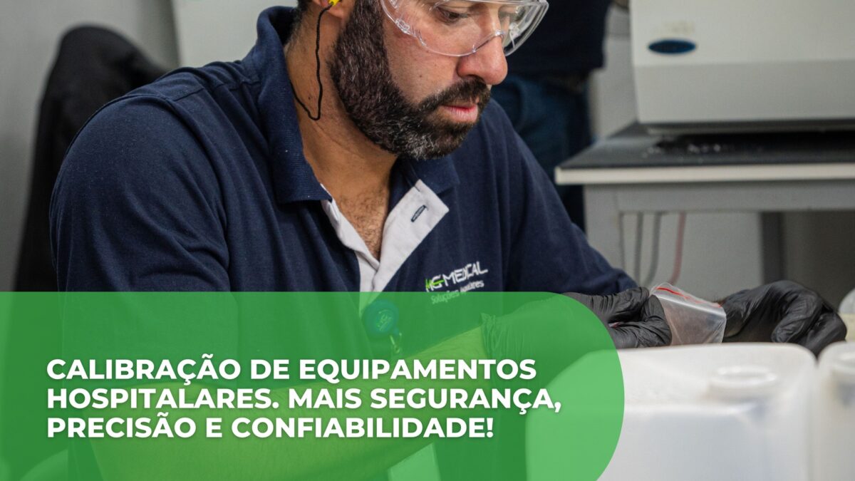 Técnico de engenharia clínica realizando calibração