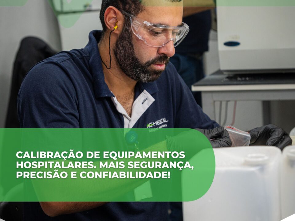 Técnico de engenharia clínica realizando calibração