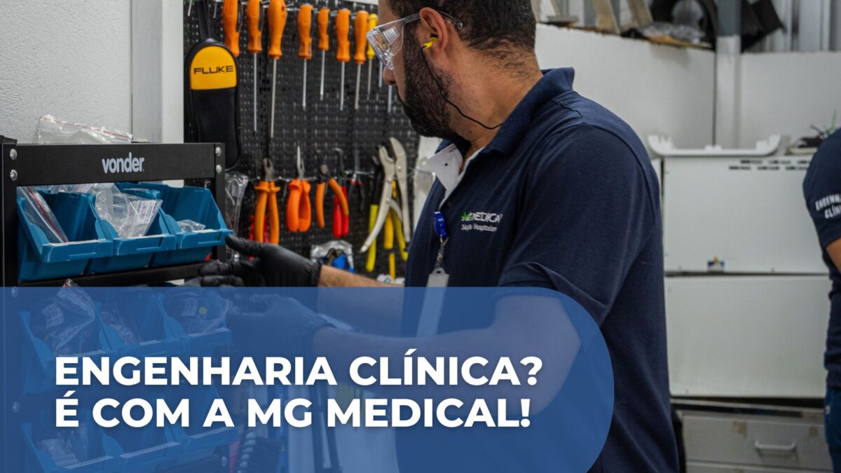 A imagem mostra um profissional técnico da área de engenharia clínica trabalhando em uma bancada organizada com ferramentas de manutenção. Ele utiliza equipamentos de proteção, como óculos de segurança e luvas, enquanto manipula peças e componentes técnicos armazenados em gavetas azuis. Ao fundo, há um painel com diversas ferramentas penduradas, como chaves de fenda e alicates, indicando um ambiente de manutenção especializado em equipamentos médicos. O profissional veste uma camisa com o logotipo da MG Medical Soluções Hospitalares. Sobre a imagem aparece um destaque gráfico com o texto: “Engenharia Clínica? É com a MG Medical!”, além do endereço do site da empresa. A cena transmite a ideia de assistência técnica especializada, organização e suporte profissional em engenharia clínica para hospitais e clínicas.