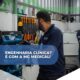 A imagem mostra um profissional técnico da área de engenharia clínica trabalhando em uma bancada organizada com ferramentas de manutenção. Ele utiliza equipamentos de proteção, como óculos de segurança e luvas, enquanto manipula peças e componentes técnicos armazenados em gavetas azuis. Ao fundo, há um painel com diversas ferramentas penduradas, como chaves de fenda e alicates, indicando um ambiente de manutenção especializado em equipamentos médicos. O profissional veste uma camisa com o logotipo da MG Medical Soluções Hospitalares. Sobre a imagem aparece um destaque gráfico com o texto: “Engenharia Clínica? É com a MG Medical!”, além do endereço do site da empresa. A cena transmite a ideia de assistência técnica especializada, organização e suporte profissional em engenharia clínica para hospitais e clínicas.
